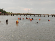 Asyik Rekreasi di Pantai...