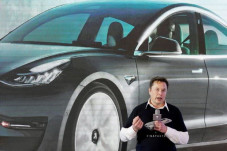 10 Persen Saham Tesla...