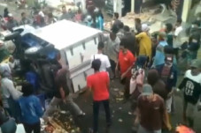 Ngeri! Mobil Boks Seruduk...