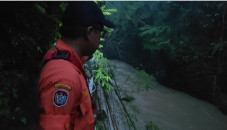 Asyik Memancing di Sungai...