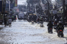 Banjir dan Longsor Kepung...