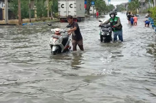 Terendam Banjir 50 Cm,...