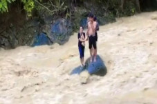 4 Wisatawan Hanyut di...
