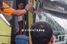 Tabrak Tiang Jalan,...