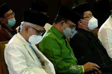 Kenakan Batik Hijau...
