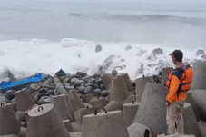 Dihantam Ombak, Perahu...