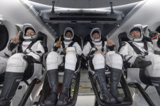 Pakai Kapsul SpaceX,...