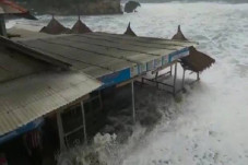 BMKG Keluarkan Peringatan...