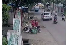 Sekarung Paket Milik...