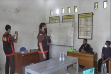 Dikawal Polisi Bersenjata,...