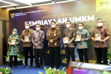 Lewat Bukunya, Menko...