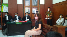 Curhatan Stella Monica...