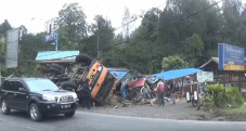 Rem Blong, Truk Terguling...