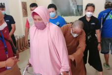 Beri Kaki Palsu untuk...