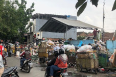 Tumpukan Sampah Meluber...