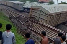 Empat Gerbong Kereta...