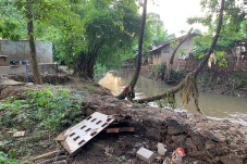Terendam Banjir 12 Jam,...