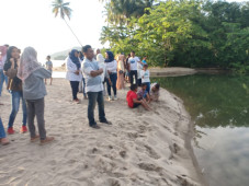 Asyik Mandi-mandi, Bocah...