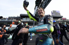 Kibarkan Checkered Flag,...