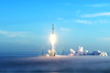 Roket Falcon 9 Luncurkan...