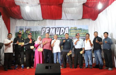 Bupati Aceh Besar Serahkan...