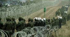 Memanas, 50 Migran Menyerbu...