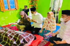 Bupati Barru Melayat...