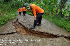 Tanah Bergerak di Bogor,...