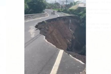 Terdengar Gemuruh, Jalan...