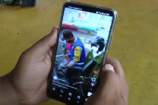 Viral! Polisi Ini Bantu...