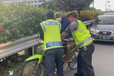 Nekat Kendarai Motor...