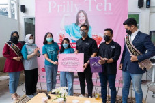 Prilly Latuconsina Berdonasi...