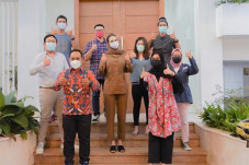 Luna Maya Jadi Bu RT,...