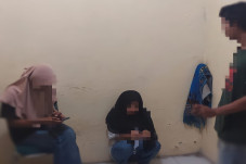 2 Gadis Diringkus Bersama...