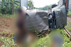 Sekeluarga Tewas Tertabrak...