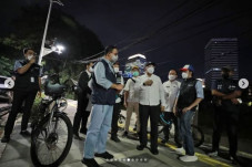 Sambil Bersepeda, Anies...