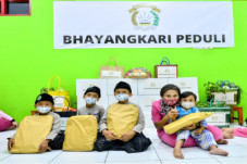 Bhayangkari Gelar Baksos...