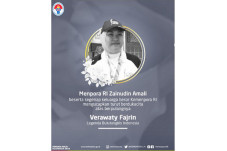 Verawaty Fajrin Tutup...
