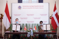 Disambangi Menlu Denmark,...