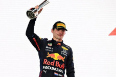 Verstappen Raih Podium...
