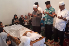 Hukum Berkumpul di Rumah...