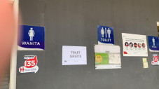 Penampakan Stiker Toilet...