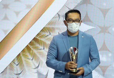 Terima Penghargaan Indonesia...