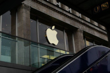 Apple Gugat Perusahaan...