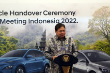 Menko Airlangga Serah...