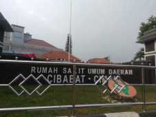 Ibu Muda Lahirkan Bayi...