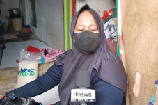 Dapat Beras, Warga Petojo...