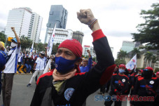 Massa Buruh Bubarkan...