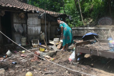 Tertimpa Dapur Ambruk,...