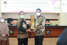 Bupati Barru Terima...
